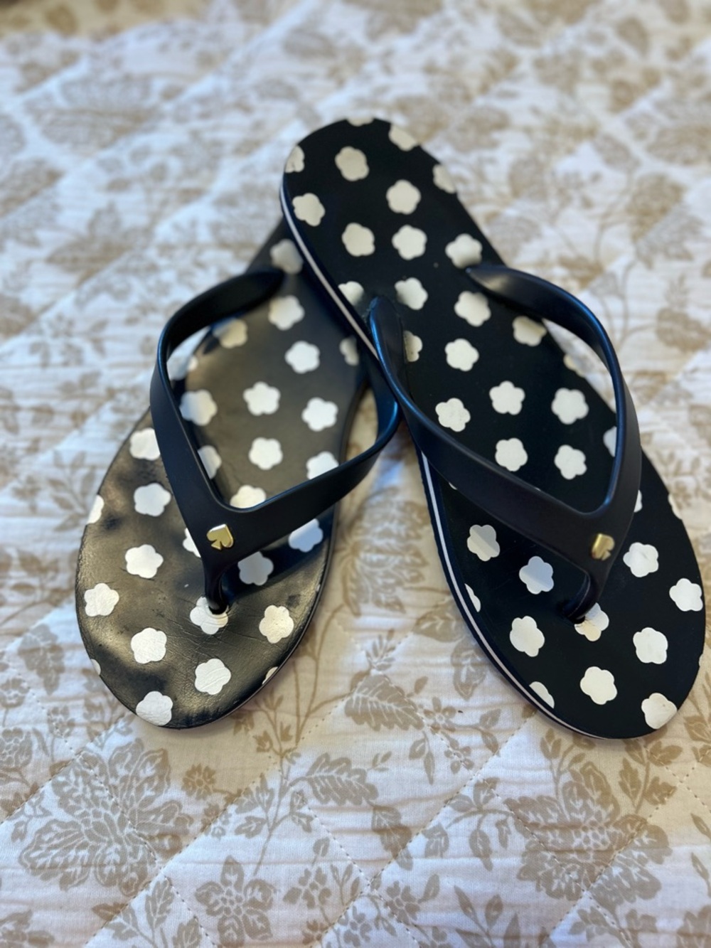 KATE SPADE Navy Blue Women’s Size 8 Rubber Flip Flops with White Floral Dots